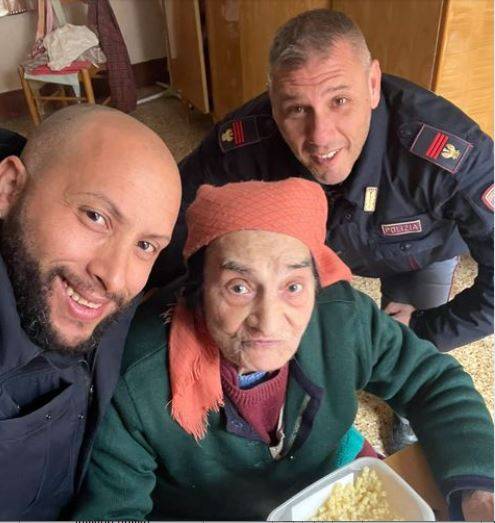Poliziotti cucinano a casa di una donna di 100 anni